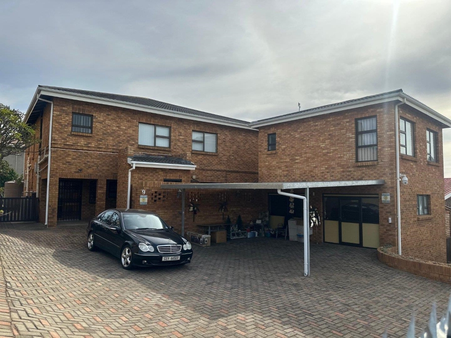 6 Bedroom Property for Sale in Wavecrest Eastern Cape
